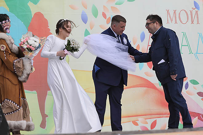 С флагом и тортом