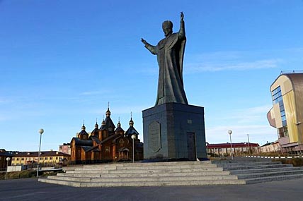 В АМФИТЕАТР  С БИНОКЛЕМ