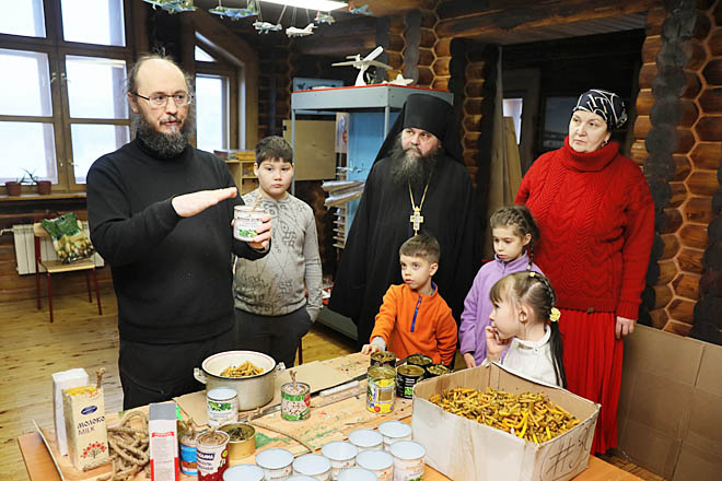 Огарки, картон и жестянки пошли в дело