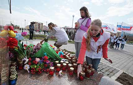 ЗАЖГЛИСЬ СВЕЧИ ПАМЯТИ