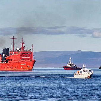 «Отто Шмидт» пришёл на помощь