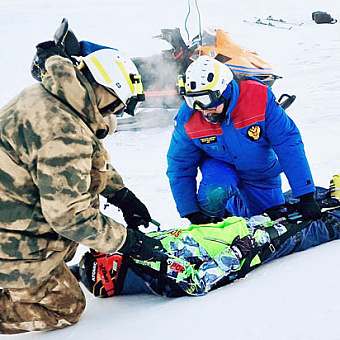 В Певеке прошли учения спасателей по оказанию помощи пострадавшим «горнолыжникам» 