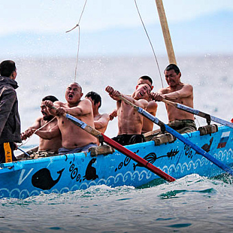 В байдаре ровно семеро