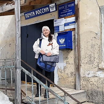 С толстой сумкой на ремне