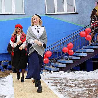 Дефиле в победных тонах