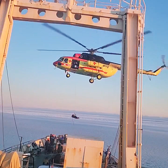 Срочная эвакуация в окружную больницу потребовалась члену экипажа рыболовецкого судна